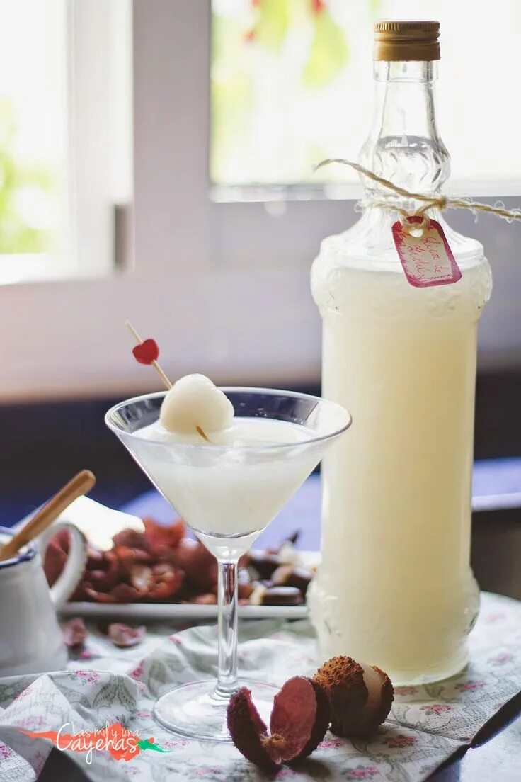 Личи коктейль. Soho lychee. Личи мартини коктейль. Коктейль с амарулой. Личи коктейль.