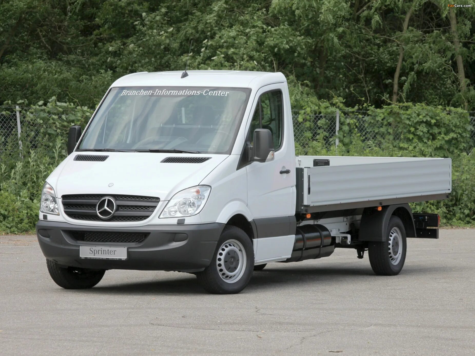 Куплю мерс б у. Mercedes-Benz Sprinter грузовой бортовой. Мерседес Бенц Спринтер бортовой. Mercedes Benz Спринтер бортовой. Мерседес Спринтер грузовой бортовой.