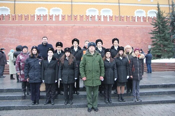 3 декабря выборы. Кадеты на возложении цветов. Возложение цветов 03.12.2021 РГ. Кадеты Москвы возложили цветы сегодня. Кадеты возложили цветы неизвестному солдату в Самаре.