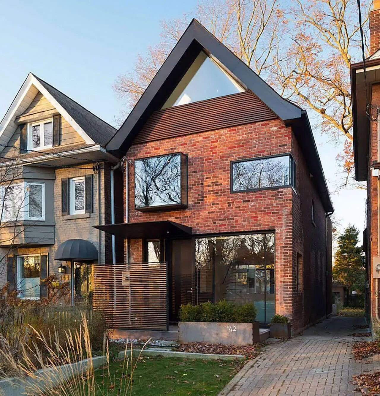 Кирпичный дом в бельгийском стиле. Старый кирпичный дом реконструкция. Деревенский дом из кирпича. Реконструкция старого домика. Маленький домик из кирпича.