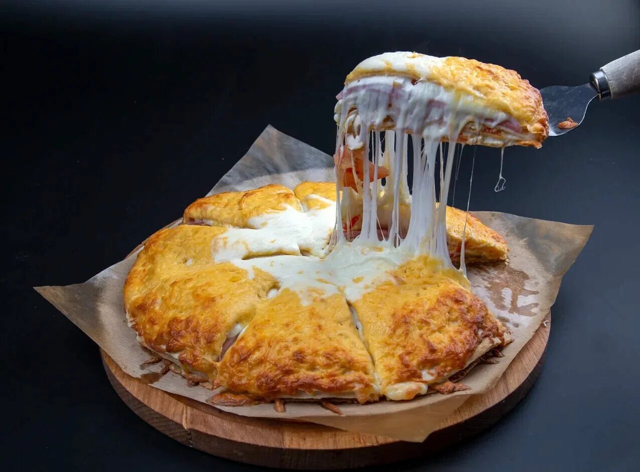 Четырехэтажная пицца crazy brothers москва. 4 слойная пицца crazy brothers. Пиццерия бразер. Четырёх ярусная пицца. Пицца дзержинский.