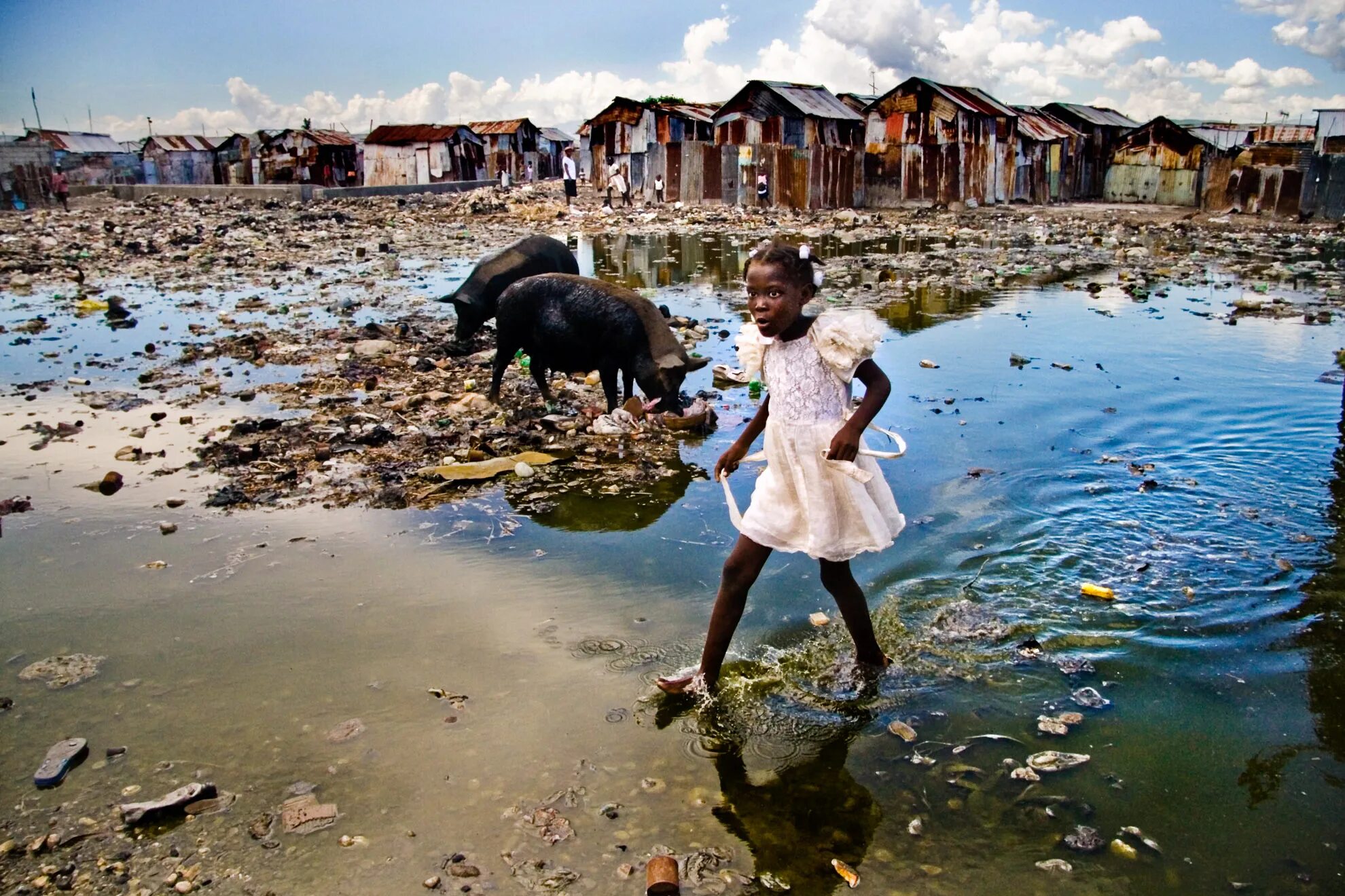 Особенности беднейших стран. Гаити трущобы бедность. Порт-о-Пренс Гаити трущобы. Гаити фавелы.