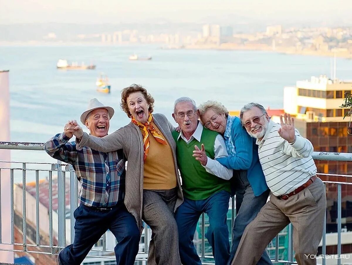 Пенсионеры. Туристы в возрасте. Возраст путешественников. Пенсионеры туристы. Экскурсии для пожилых людей.