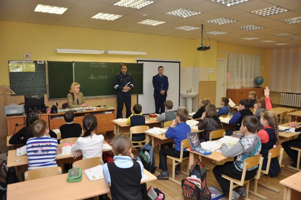 беседа со школьниками. лекторий в школе. в начальную школу в лекциях. родители в школе. урок техникум.