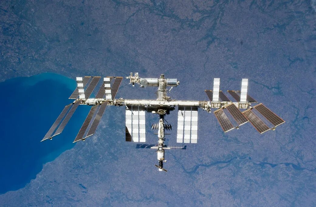 Какая космическая станция сейчас работает. Международная Космическая станция МКС. Космическая орбитальная станция МКС. ЭМКАЭС Космическая станция. МКС Роскосмос.