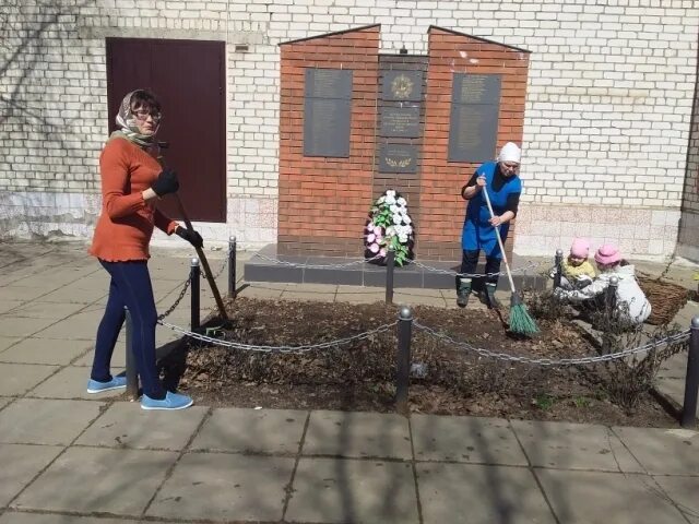 Субботник по благоустройству территории. Благоустройство деревни. озеленение сельских поселений. облагораживание территории.