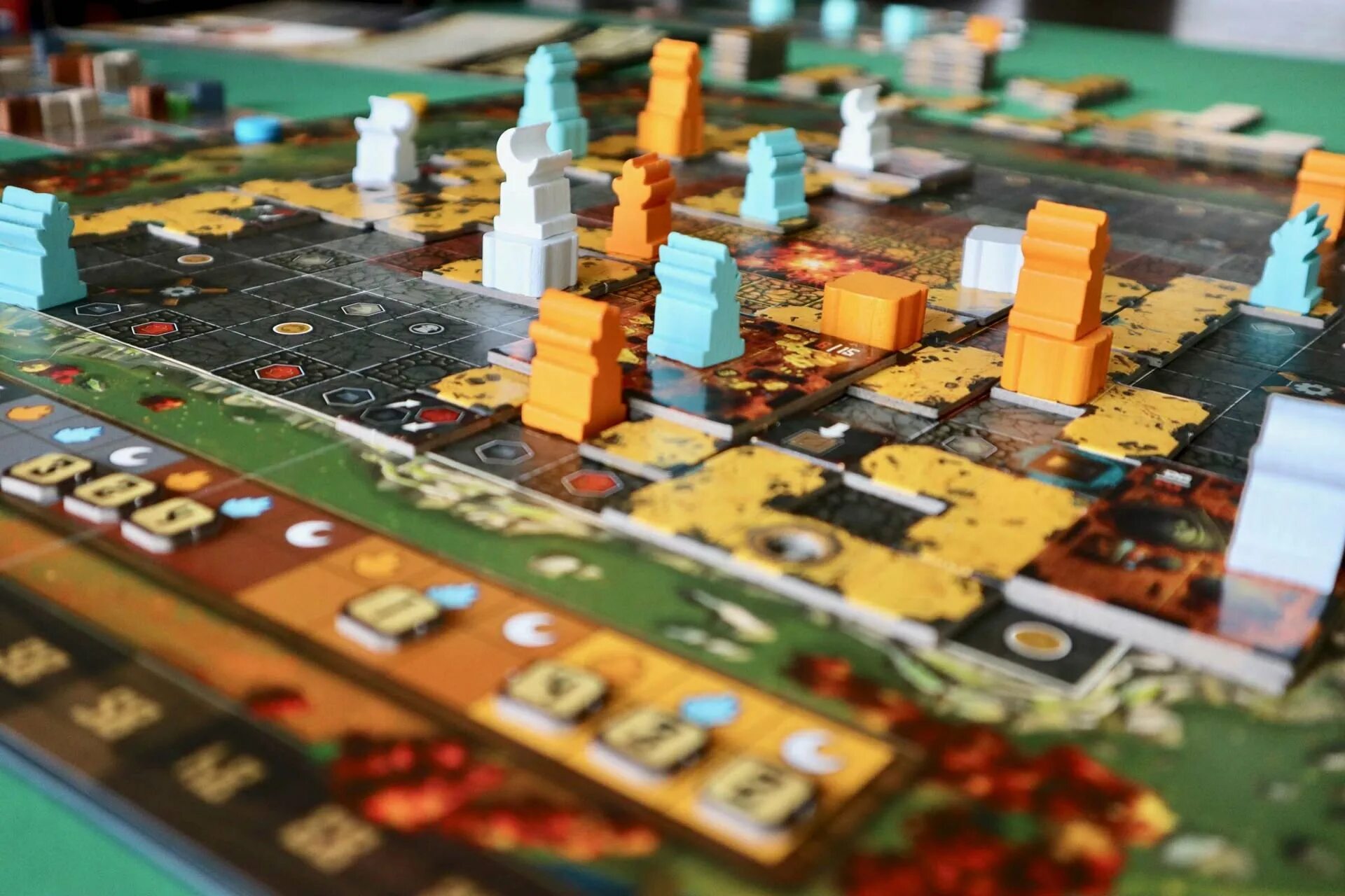 Попал в настольную игру. Настольные игры для детей. Игрушки для тинейджеров. Настольные игры. Люди играющие в настольные игры.