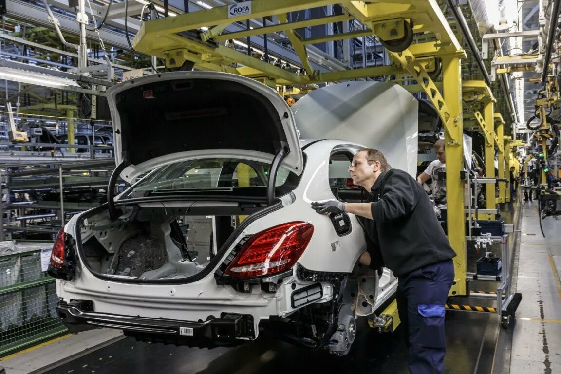 Видео сборки машин. Daimler AG Mercedes-Benz. Завод Mercedes Benz в Германии. Автомобильный завод Мерседес в Германии. Автозавод Мерседес в Германии.
