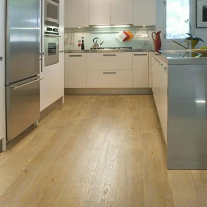 Ламинат на кухне. Комбинированный пол плитка и ламинат. Ламинат под кухонным гарнитуром. Ламинат fp005 дуб берлингтон светлый. Линолеум и ламинат на кухне.