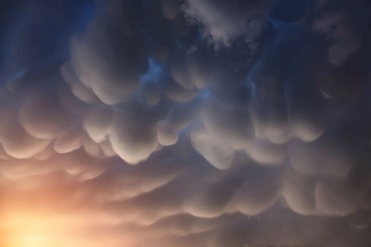 Облака Mammatus. Необычные облака. Вымеобразные облака. Небо с облаками.