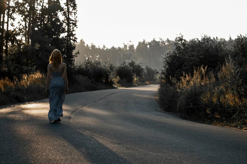 Одинокий космос. Человек на фоне ночного неба. Следы в пустыне. Девочка тянется к небу. Люди тянутся друк к другу.