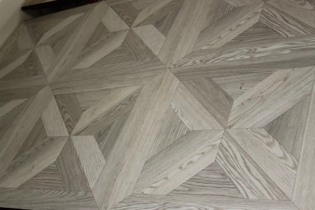 Ламинат versale дуб полярный. 3 мм. Tatami ламинат версаль дуб. Ламинат пол квадрата. Мультипликация паркетчик.