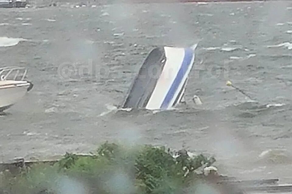 Почему утонула лодка. Затонул катер во Владивостоке. В Алуште затонул катер. Затонула яхта во Владивостоке. В Алуште утонул катер.