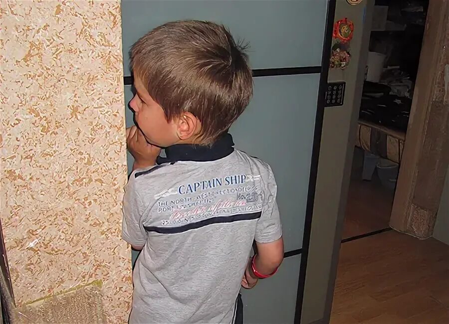 Ребенок в углу. 5 часов стоит в углу. Мальчик стоит в углу. 5 часов стоит в углу. Мальчик в углу.