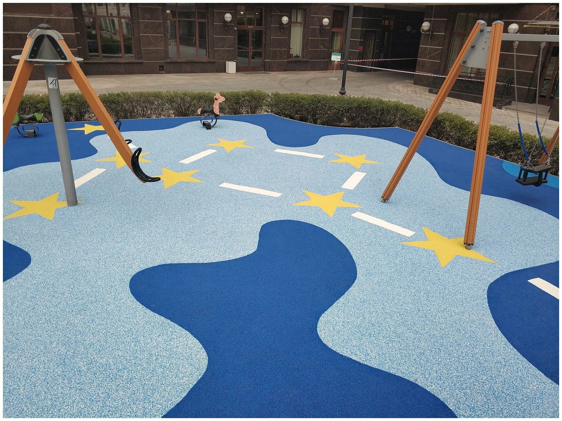 Покрытие для детских площадок на даче. Резиновое покрытие на детской площадке. Покрытие бесшовное "мастерфайбр". Тартановое покрытие для спортивных площадок. Покрытие для детской игровой площадки.