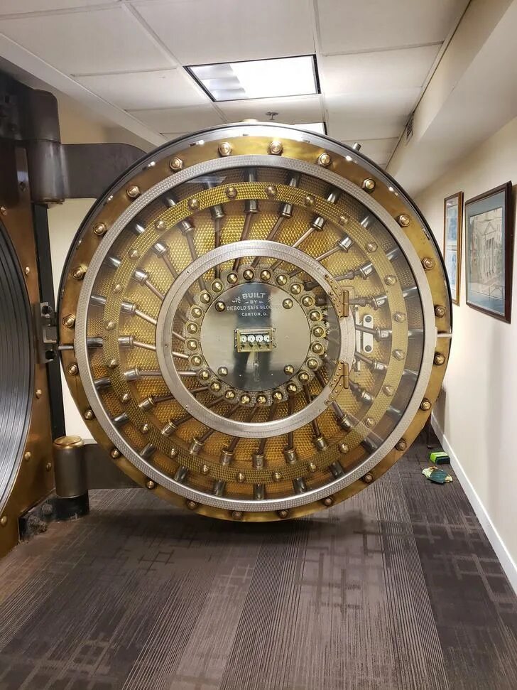 Bank vaults. Дверь в хранилище Форт Нокс. Хранилище банка. Банковский сейф. СНЙВ банковское хранилищ.