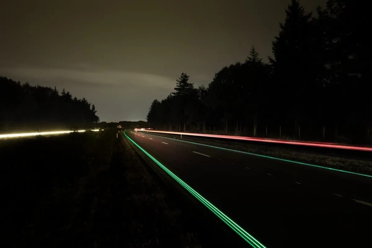 В темное время суток и в пасмурную. Smart Highway Голландия. Светящиеся дороги. Светящаяся дорожная разметка. Дорога с подсветкой.