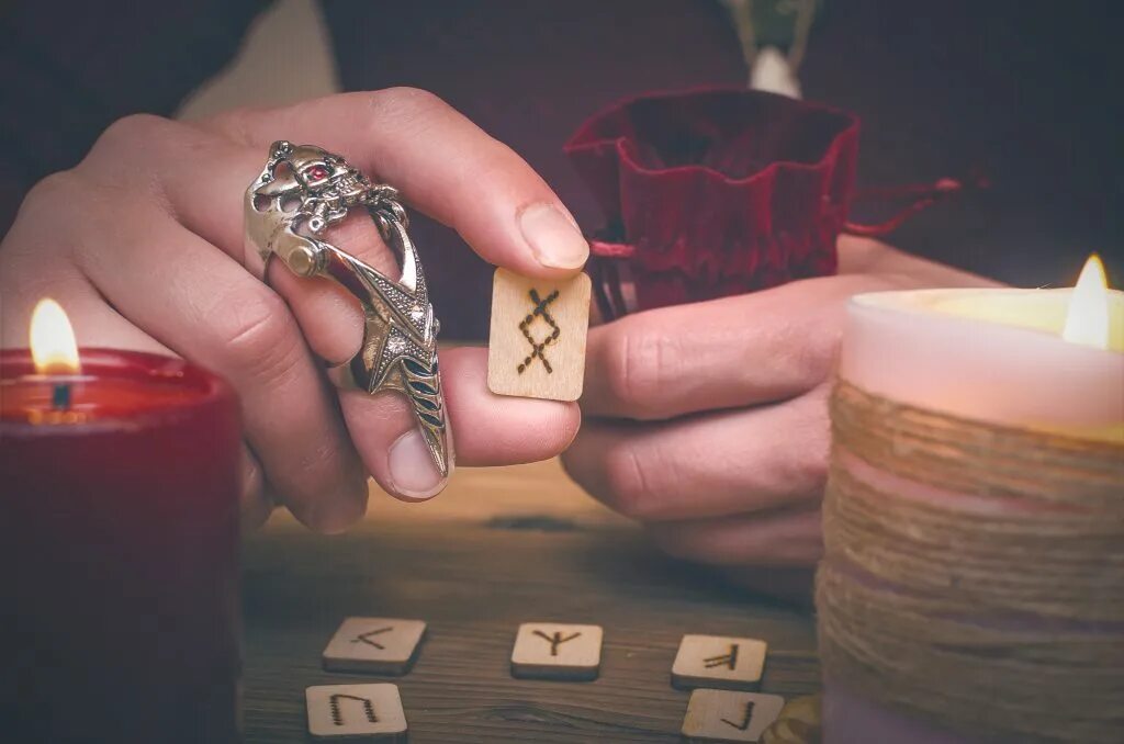 Руническая мантика. Руны. Гадать на рунах. Таро магия рун. Таро и свечи.