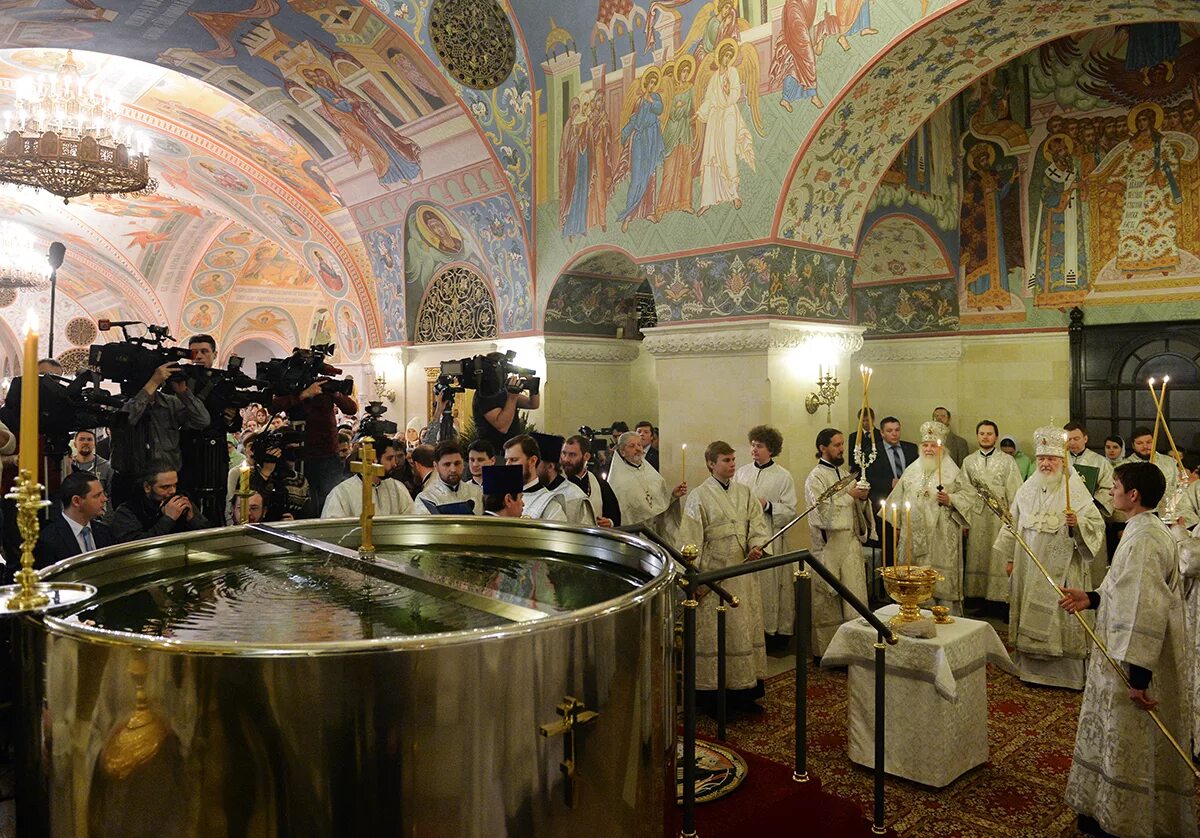 Храм христа спасителя в москве освящение воды в крещение. Богоявленский собор купель для крещения. Храм христа спасителя с крещенским сочельником. Храм христа спасителя с крещенским сочельником. Великое освящение воды картинки.