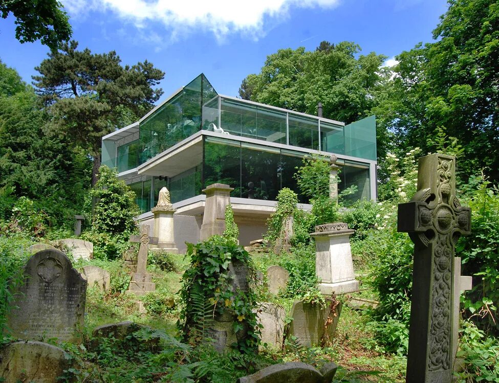 дом на краю кладбища / quella villa accanto al cimitero. кладбище хайгейт дом eldkipge. дом стоит на кладбище. кладбище около дома. кладбище рядом.