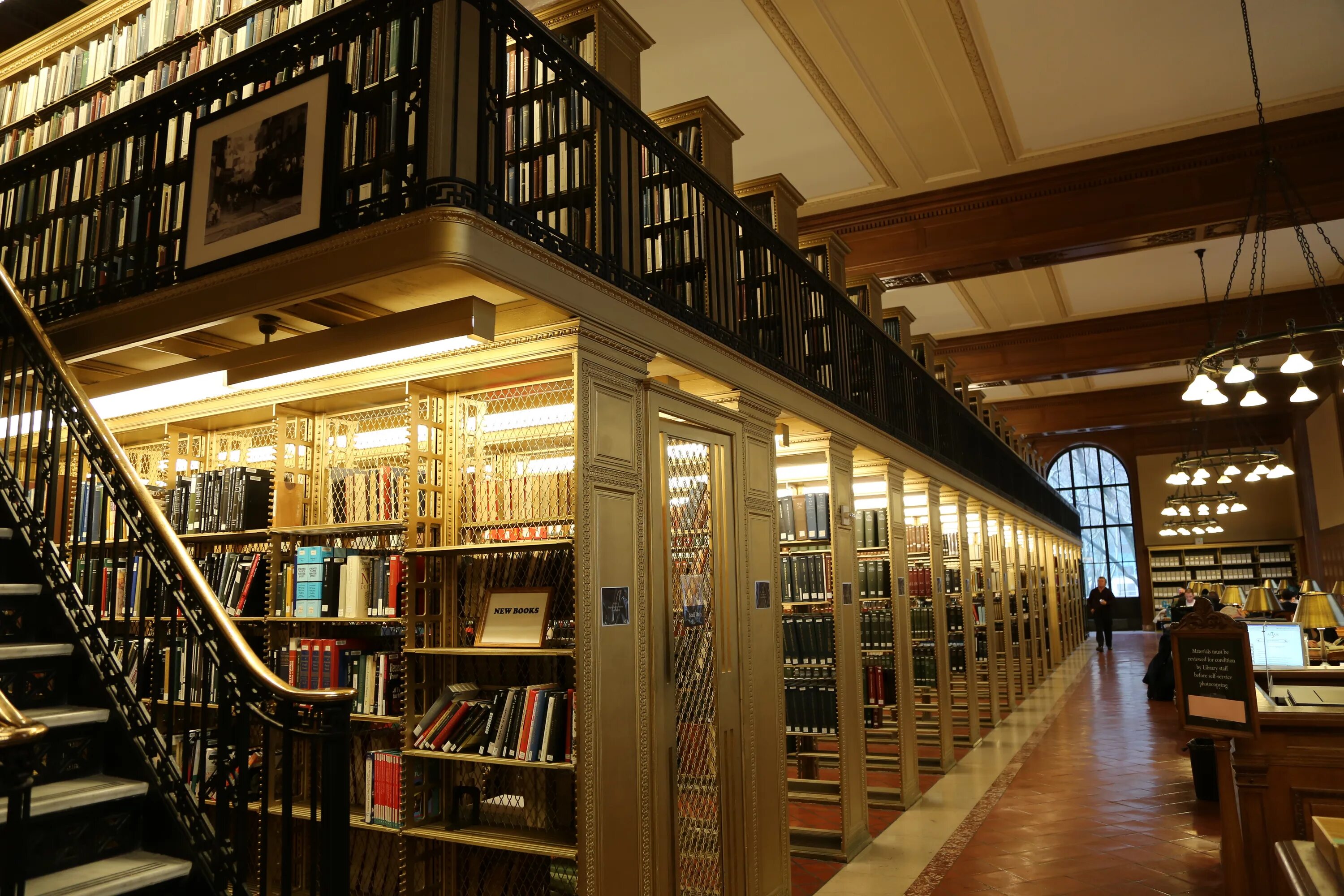 Platform library. Библиотека в Нью-Йорке. Нью Йорк паблик библиотека. Библиотека Нью-Йорка Центральная. Нью Йоркская Национальная библиотека.