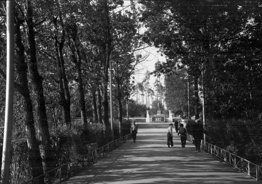 Есть в старом парке черный. ЦПКИО старый Свердловск. Свердловск ЦПКИО Маяковского. Старый парк Маяковского Екатеринбург. Парк Маяковского СССР.