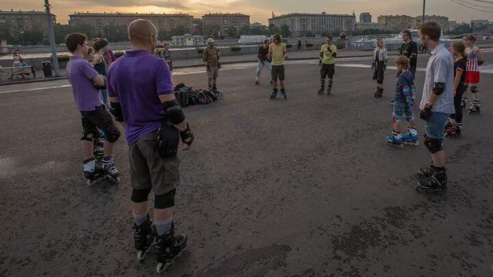 Где покататься на роликах в москве. Покататься на роликах в Москве. Парк Победы в Москве кататься на роликах. Парк Победы катание на роликах. Парк Горького катание на роликах.