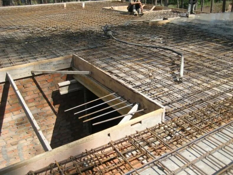 Армопояс блоков 300м. Фундамент проемы. Проем в фундаменте. Проем в стене фундамента. Проем в подвал.