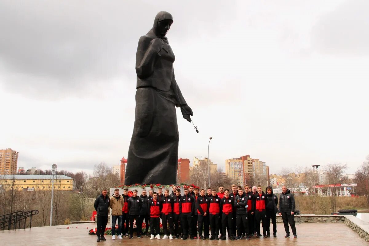 Мемориал скорбящая пермь. Памятник скорбящей матери пермь. Монумент скорбящая мать пермь. Мемориал скорбящая пермь. Скорбящая пермь.