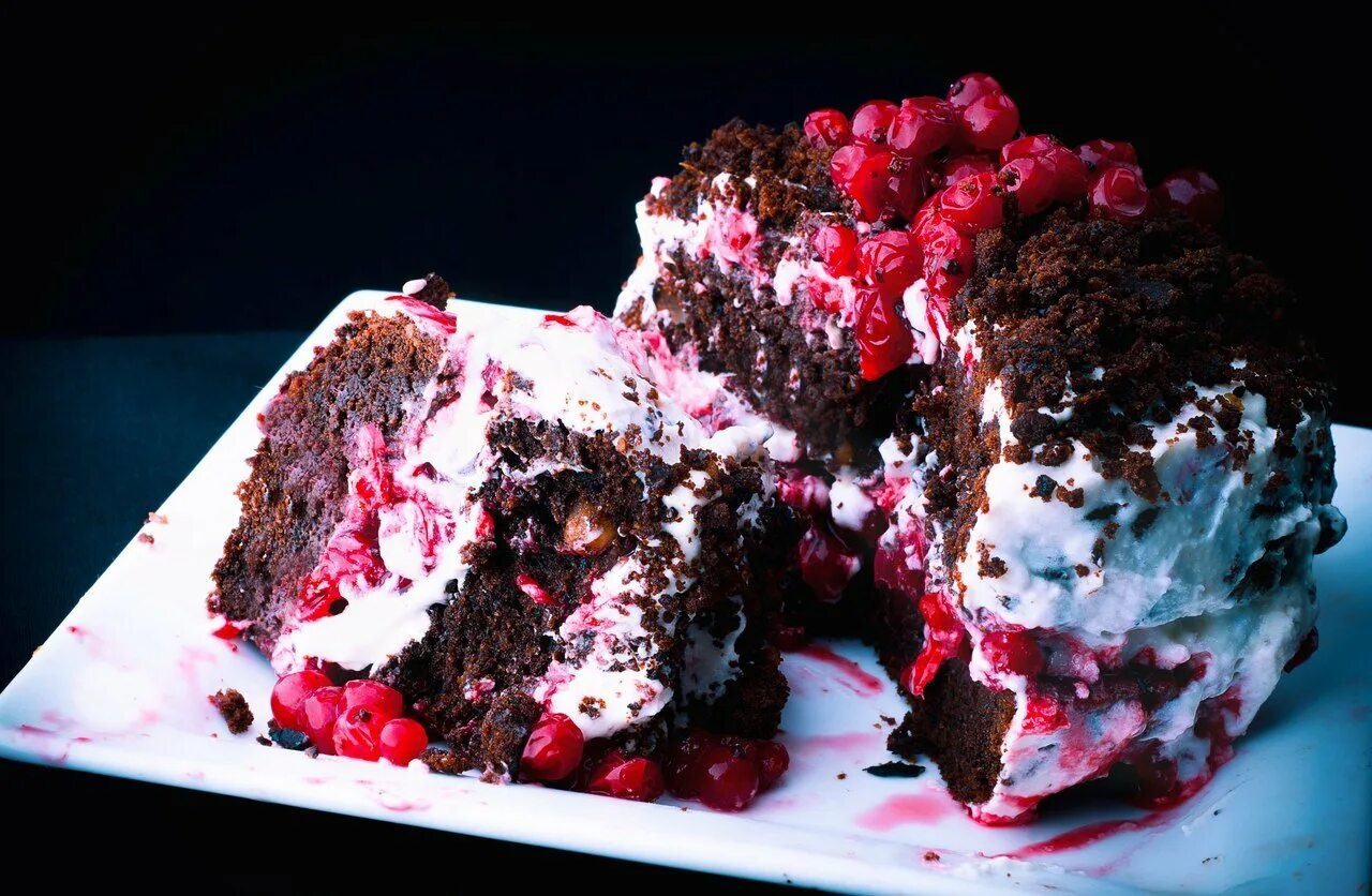 Украшение торта смородиной. Шоколадно смородиновый торт. Торт шоколадная смородина. Шоколадно смородиновый торт. Шоколадно смородиновый торт.