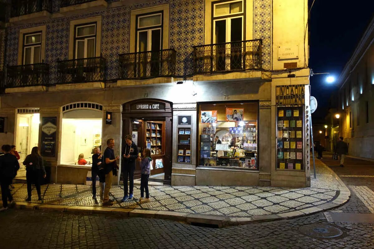 Ночной книжный магазин. Португалия Livraria Bertrand. Ночь в Лиссабоне. Две ночи в Лиссабоне.