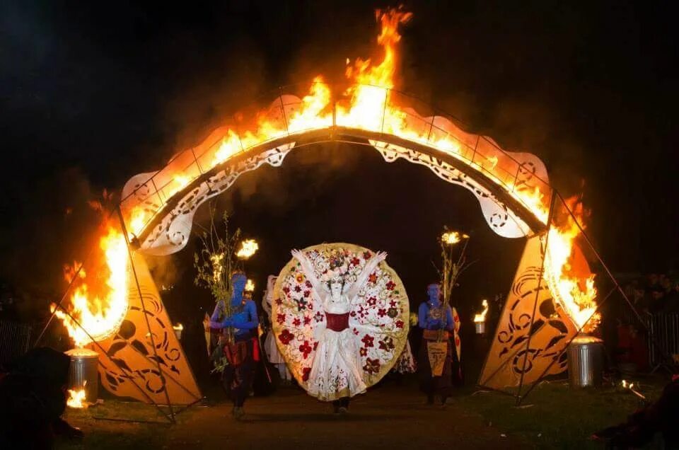 Pagan festival. Имболк кельтский праздник. Белтейн фестиваль огня шотландия. Pagan festival. Белтайн вальпургиева ночь.