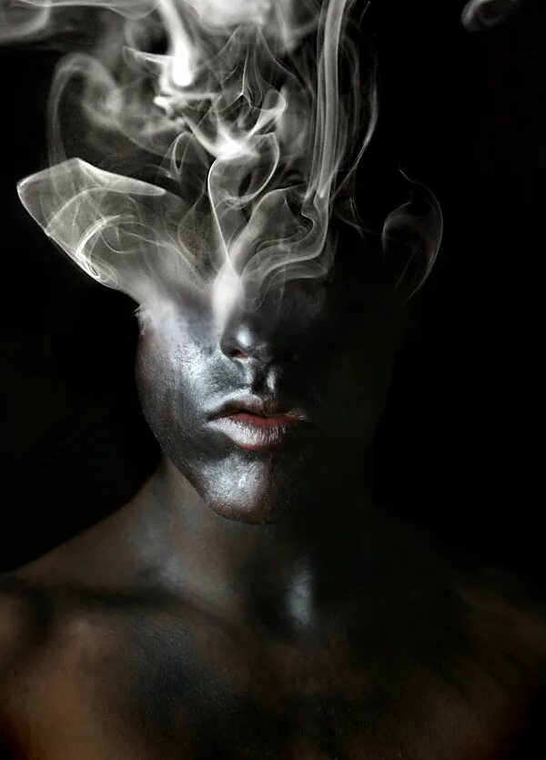 Дым в голове. Человек в дыму. Голова дымится. Магия дым. Лицо из дыма.