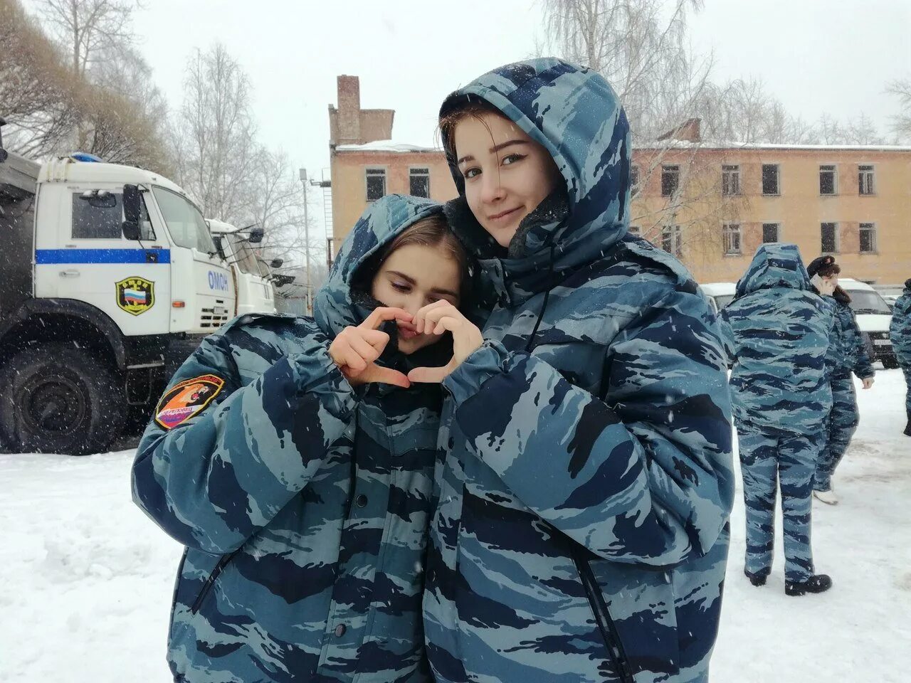 В омон берут девушек. Девушка омоновец. омон красивые. девушки в омоне россии. девушка в форме омона.