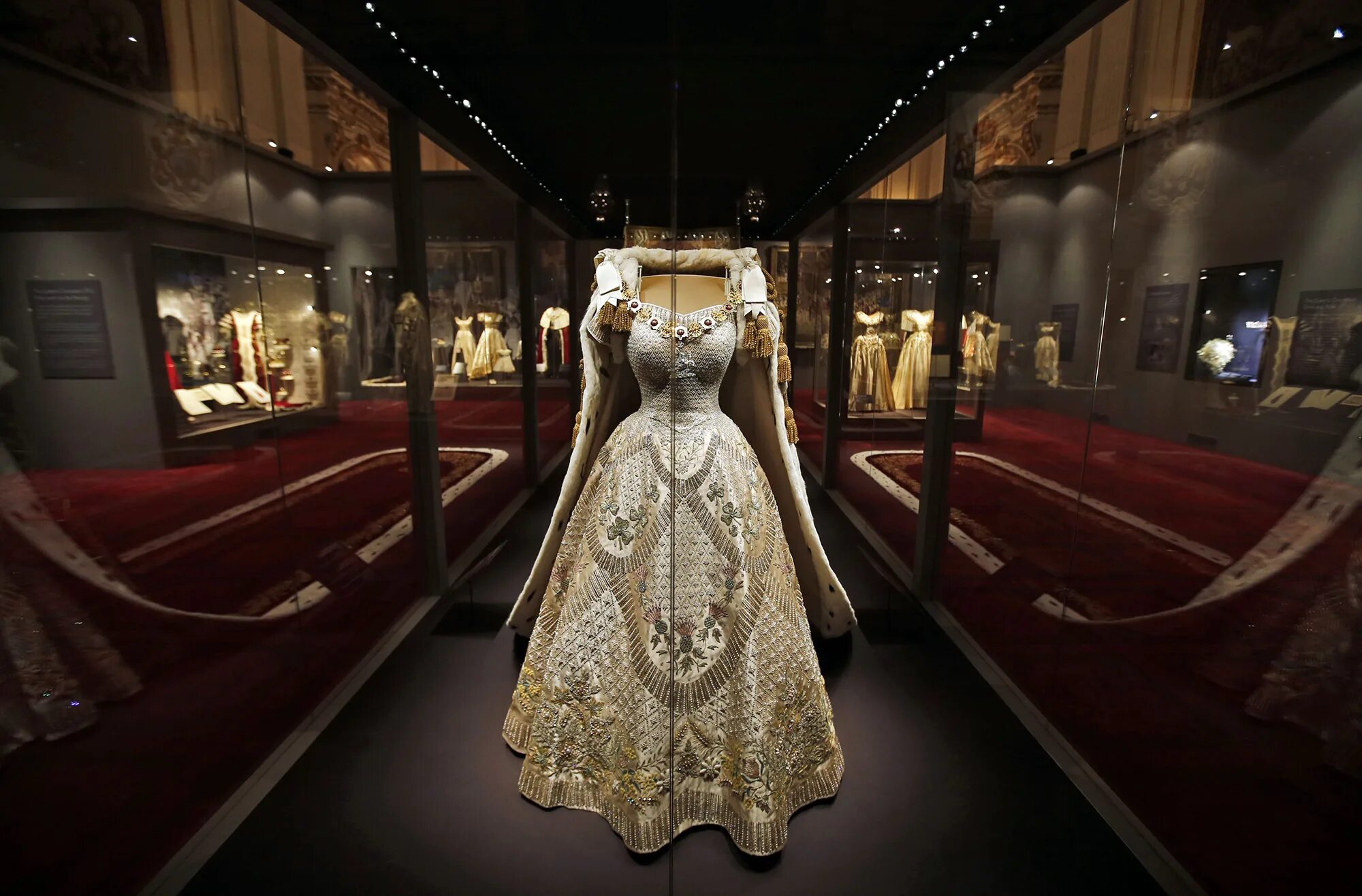 Коронационное платье королевы елизаветы 2. Выставка роскоши. Женщина ар деко выставка. Выставка одежды ар деко на вднх. Коронационного платья елизаветы ii.