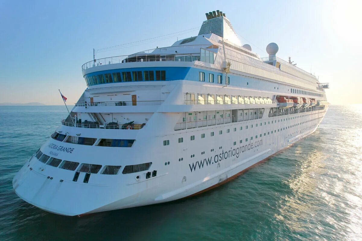 Круизный лайнер astoria grande. Круиз из сочи 2022 астория. Круиз из сочи 2022 астория. Сочи стамбул круиз лайнер астория. Круиз astoria grand из сочи.