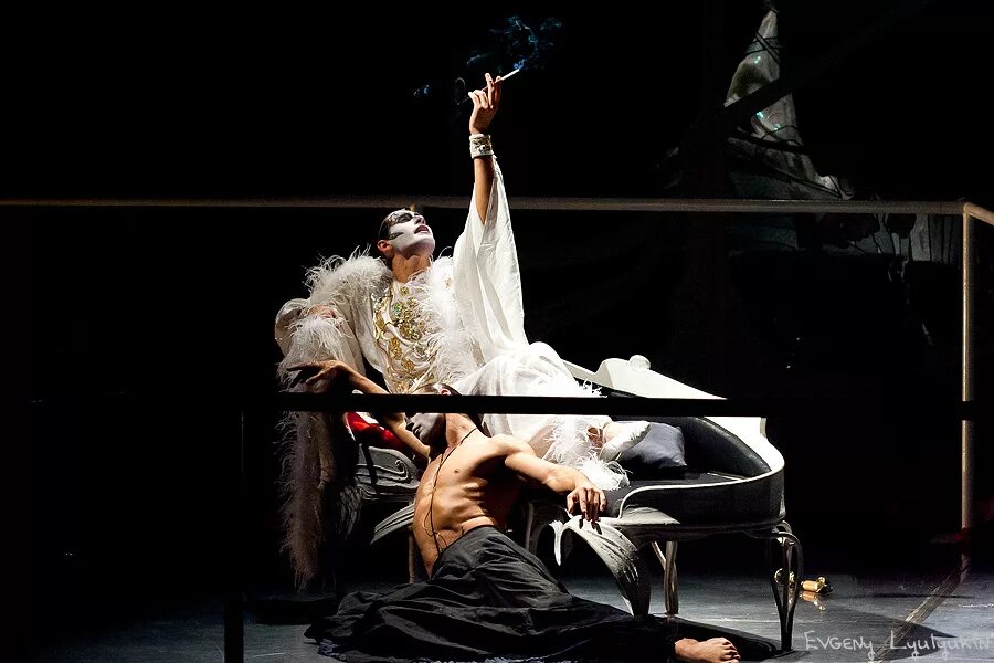 театр романа виктюка служанки. служанки виктюк 2022. роман виктюк. мадам служанки виктюк. театр романа виктюка служанки.