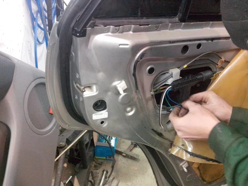 Центральный замок не закрывает двери тойота. Антенна центрального замка rx300. Реле блокировки центрального замка тойота корона ст190. Электропривод центрального замка ваз 2114. Электропривод замка двери 5 проводов haval.