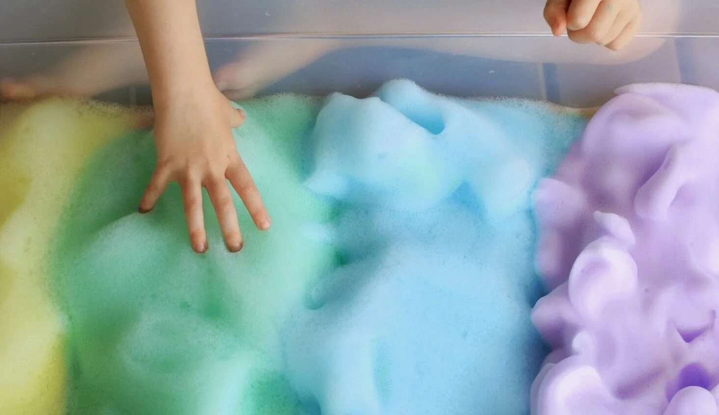 Мыльная пена. Пузырьки пены. Вода и мыло. Разноцветная пена для ванны. Мойте руки с мылом.