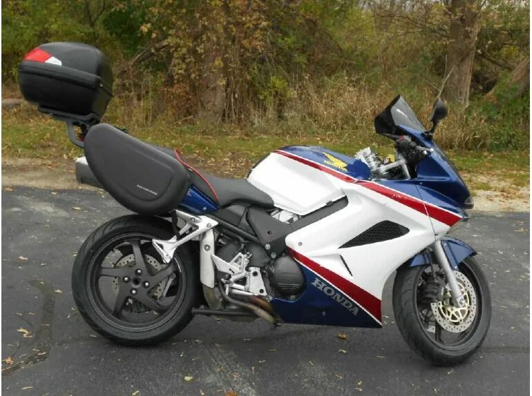 Кофры вфр 800. Хонда вфр 800 6 поколение красный. Honda vfr 6 поколение. Хонда вфр 800. Honda vfr 800 interceptor 2007.