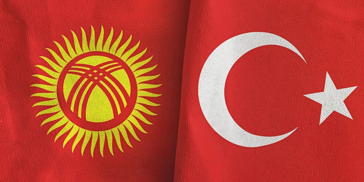 Флаг киргизии до и после. Флаг кыргызстана и турции. кыргызстан туркия флаг. турции флаг. кыргызстан флаг. старый флаг киргизии.