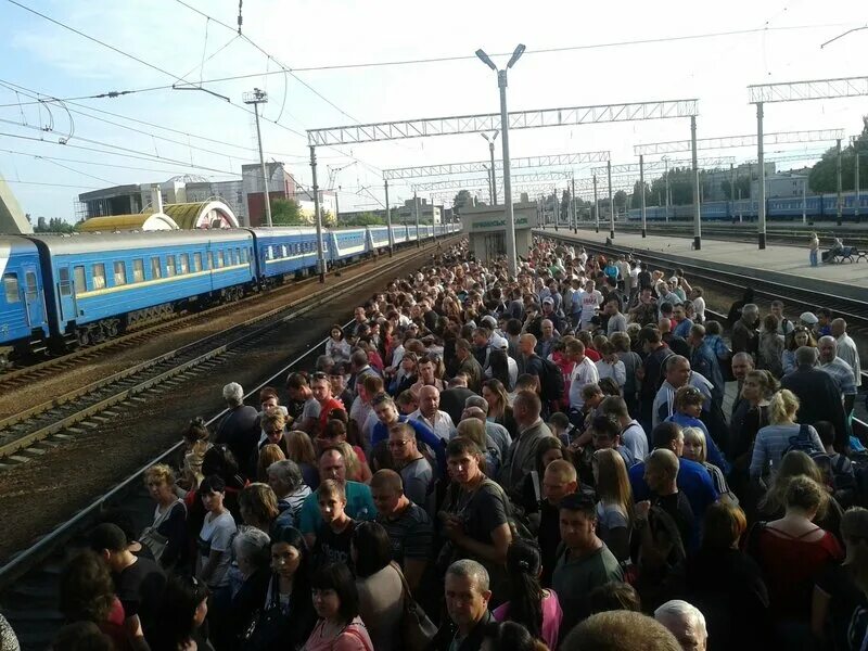 ЖД вокзал Луганск. Люди на вокзале. Много людей на вокзале. Харьков вокзал беженцы. Жители харькова покидают город