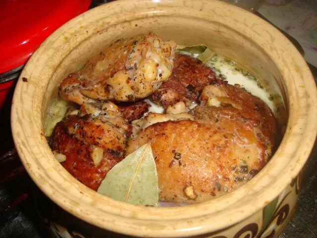 Мясо в горшочках. Бедра в горшочках. Мясо в горшочках по домашнему. Жаркое в горшочках. Горшок для еды.