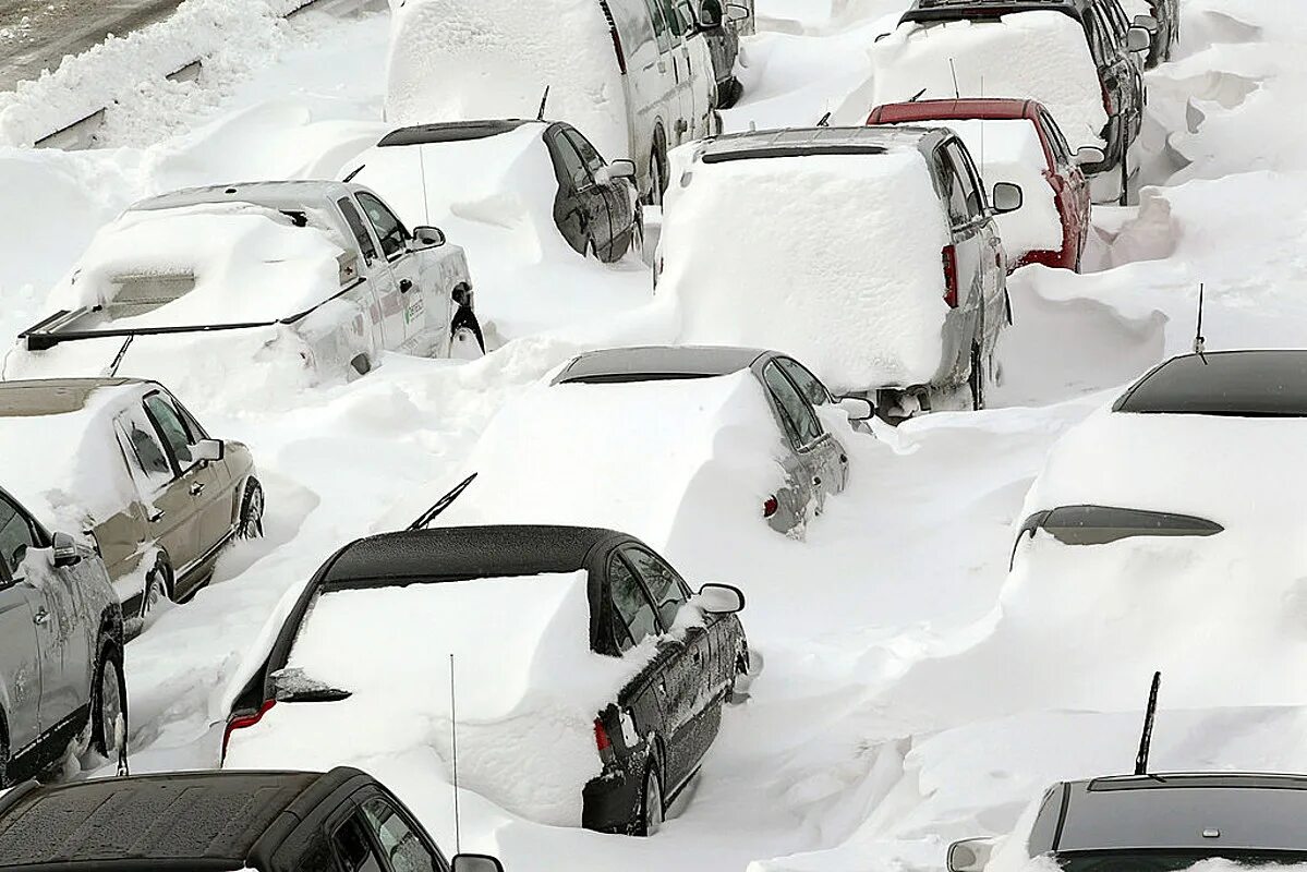 Машина в снегу. Автомобиль под снегом. Снега по крышу авто. Куча снега.