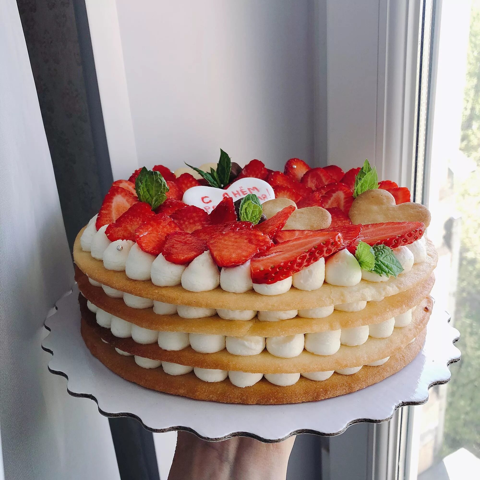 Торт фото для меню. Торты фото. Куски тортов в меню. Тортики для праздника. Торт с клубникой.