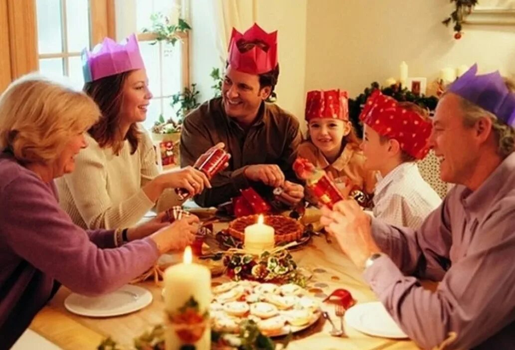 Традиции празднования дня рождения в россии. Семейные праздники. Семья за новогодним столом. Празднование дня рождения в семье. Семья отмечает новый год.