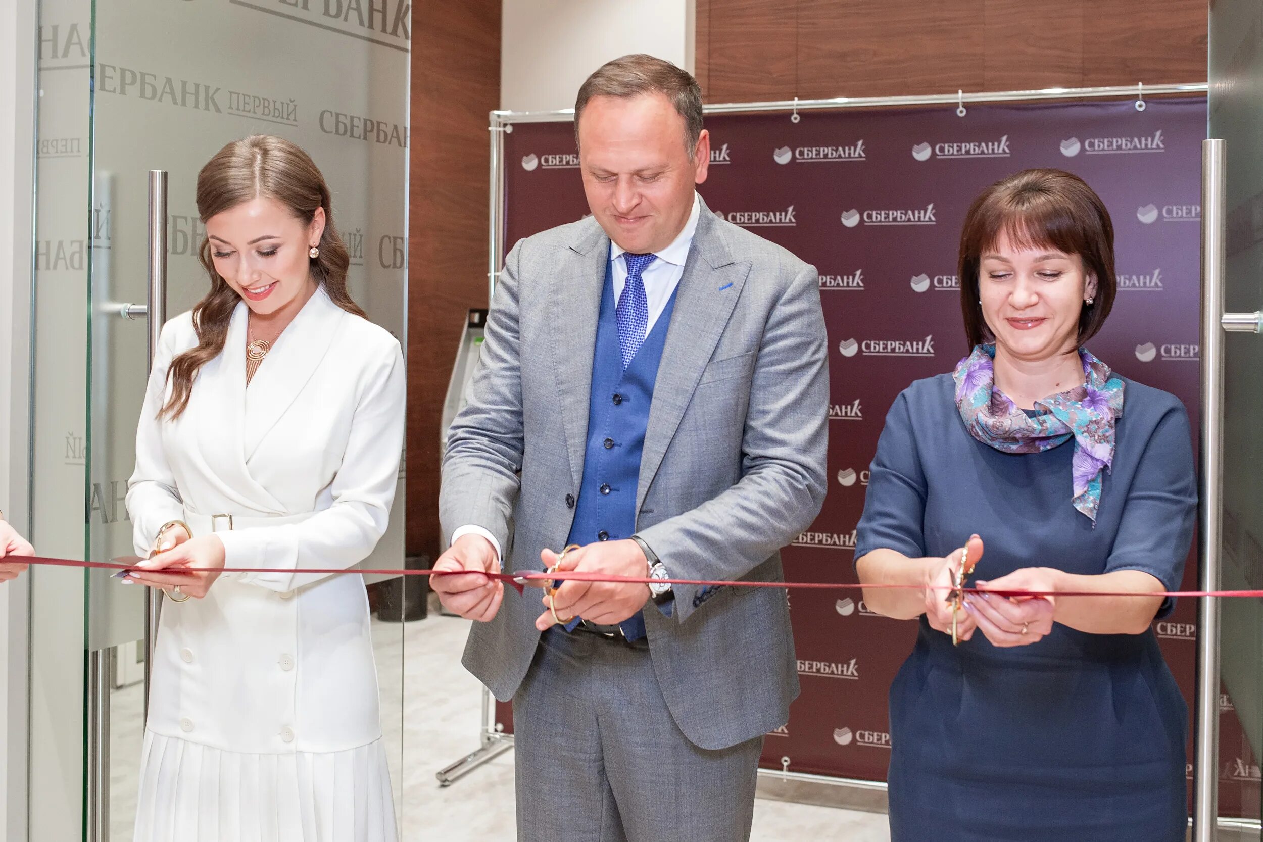 Сбербанк впервые. Сбербанк первый. Сбербанк первый Екатеринбург. Сбербанк первый отделения. Сбербанк Тюмень сотрудники.