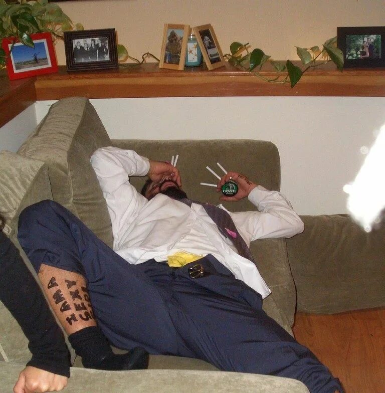 Спать в обнимку с мужчиной. Два друга спят вместе. Мужчина лежит на мужчине. Спящие друзья мужики. Двое мужчин спят в обнимку.