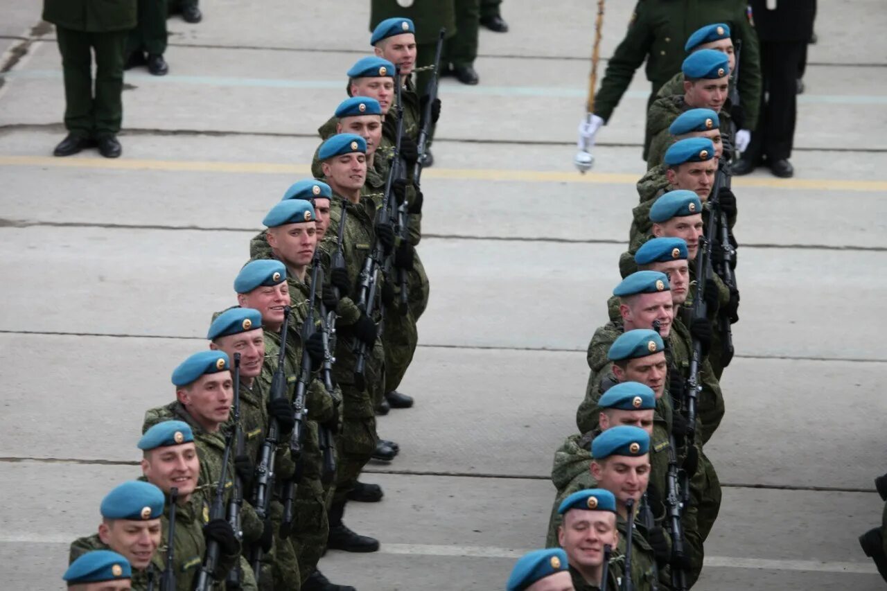 Десантник это боевой патрон текст. Десантник это армии элита. Слова гимна десантников. Военные профессии. Почта вдв.
