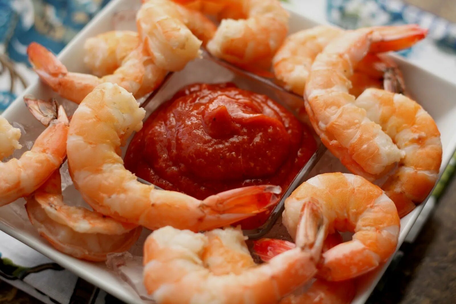 2 креветки. Креветки буффало. Креветки еда. Можно ли креветки на ночь. Здоровая креветка.